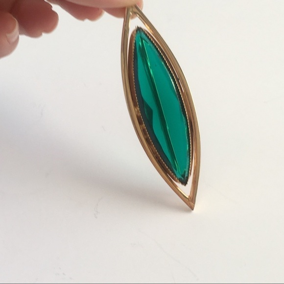 Vintage Marquis Cut Brooch Emerald Green Stone Gold Tone Diamond Shape - Picture 5 of 9